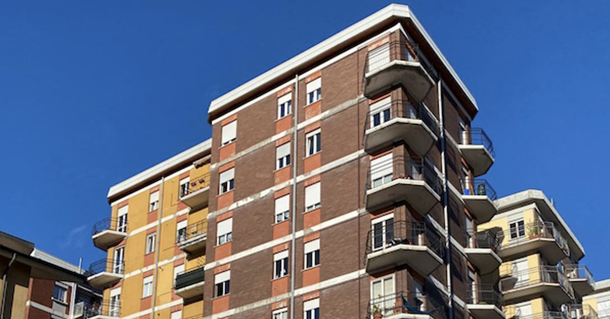 Incendio su condominio di 9 piani